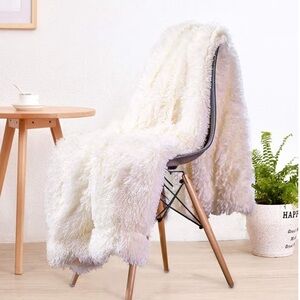 Cozy White Faux Fur Throw Blanket unopened new